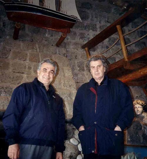 Με-τον-Μ.Θ.-στο-σαλόνι-του-σπιτιού-του-Πάμπλο-Νερούδα-στην-Ίσλα-Νέγκρα-της-Χιλής, Με-τον-Μ.Θ.-στο-σαλόνι-του-σπιτιού-του-Πάμπλο-Νερούδα-στην-Ίσλα-Νέγκρα-της-Χιλής,